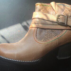 L'Artiste  by Spring Step - Tan Ankle Boots